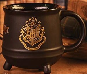 https://www.electroguide.com/wp-content/uploads/2020/07/harry-potter-scmg24474-mug-chaudron-en-cramique-emblme-poudlard-511ml-18oz-noir-et-dor-300x254.jpg