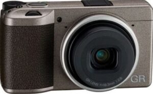 https://www.electroguide.com/wp-content/uploads/2024/03/appareil-photo-compact-ricoh-gr-iii-diary-edition-300x184.jpg