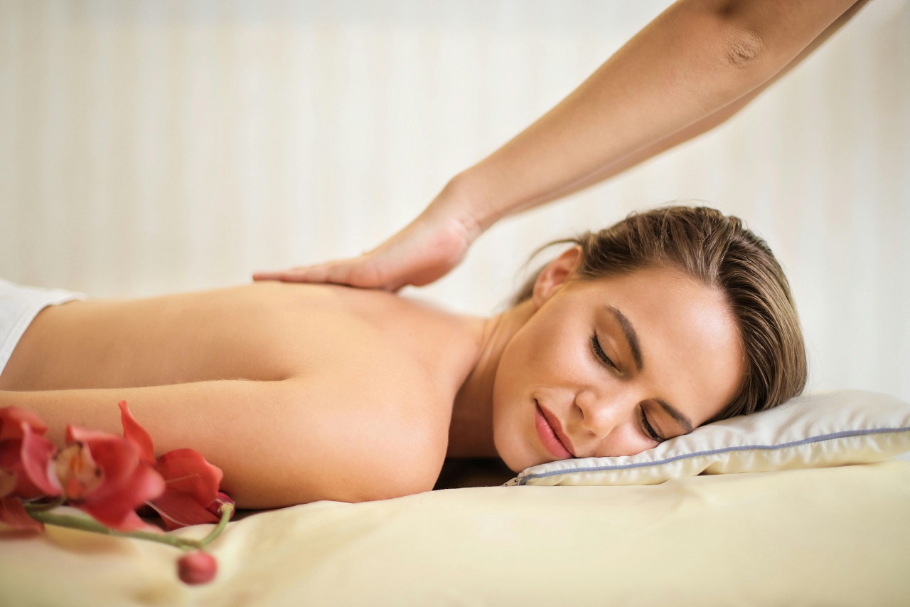 Une femme profitant d'un instant de bien être grâce à un massage