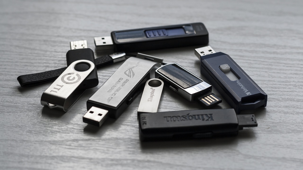 Un lot de clés USB de différentes capacités étalé sur une table