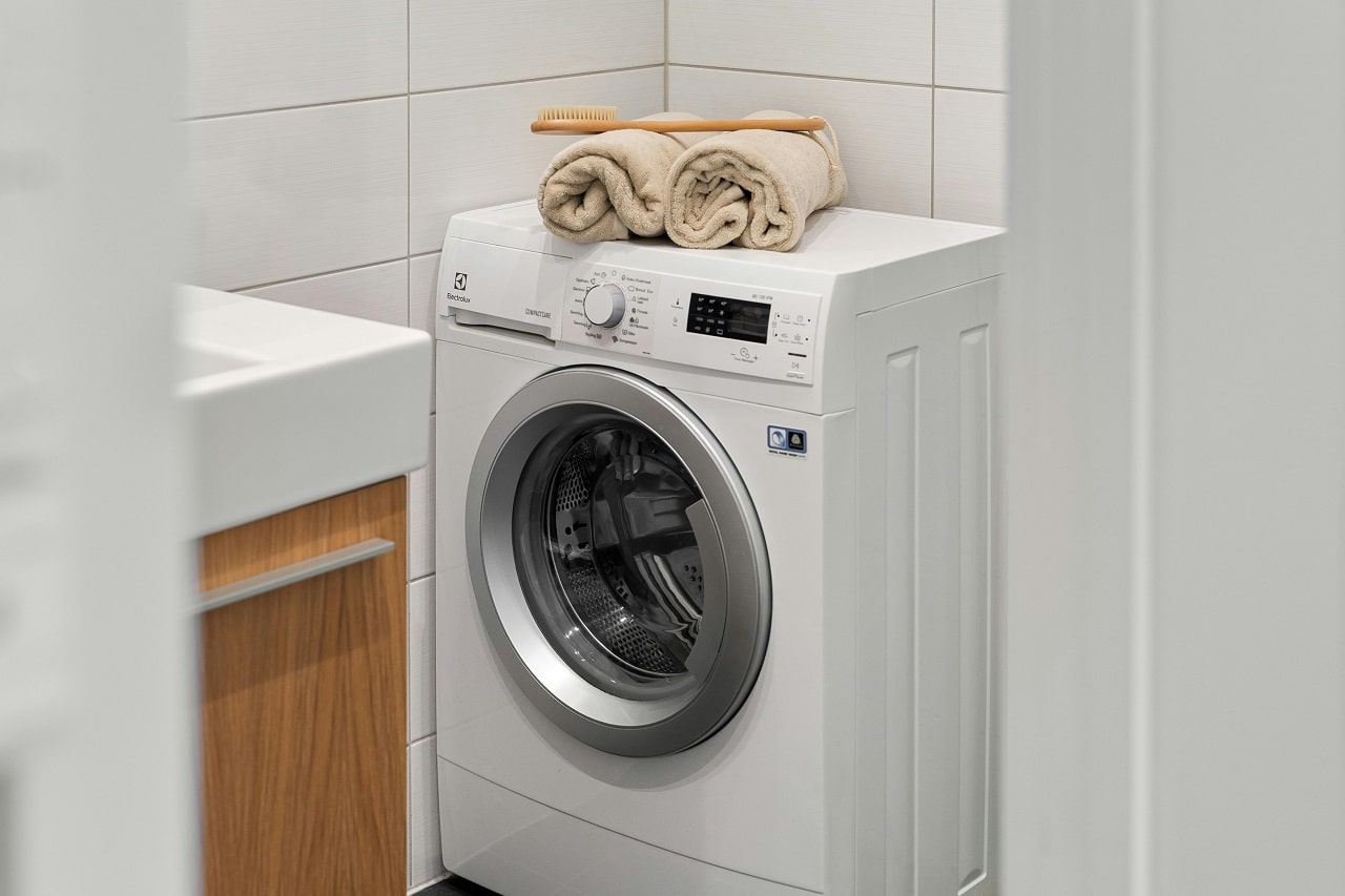 Un lave linge dans une salle de bain