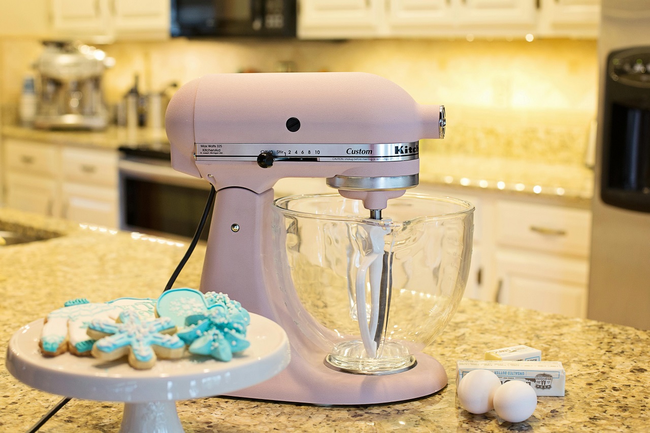 Robot Cuisine multifonction dans une cuisine en train de préparer des patisseries