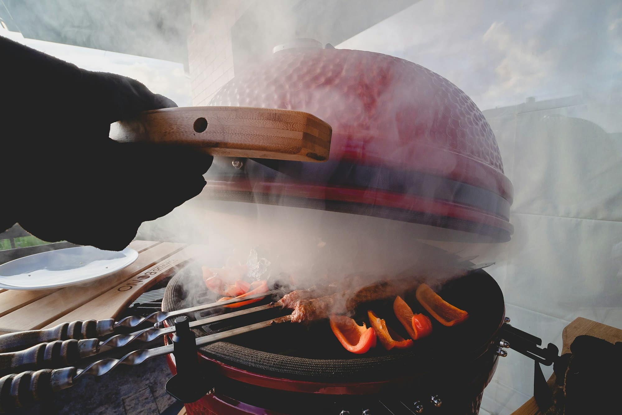 Grilling a BBQ on a kamado