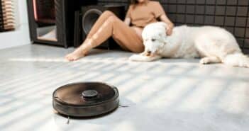 Robot vacuum cleaner cleans at home