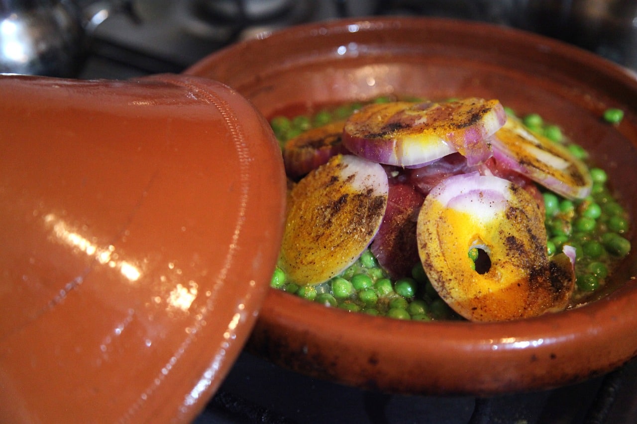 De délicieux légumes dans un tajine en ceramique