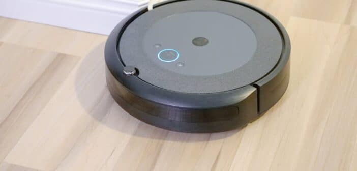 Aspirateur robot en train d'aspirer un parquet