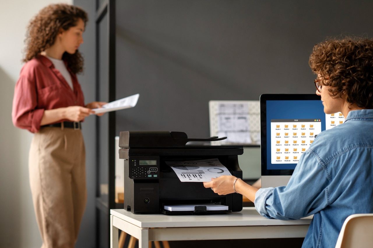 Une femme qui utilise une imprimante au travail.