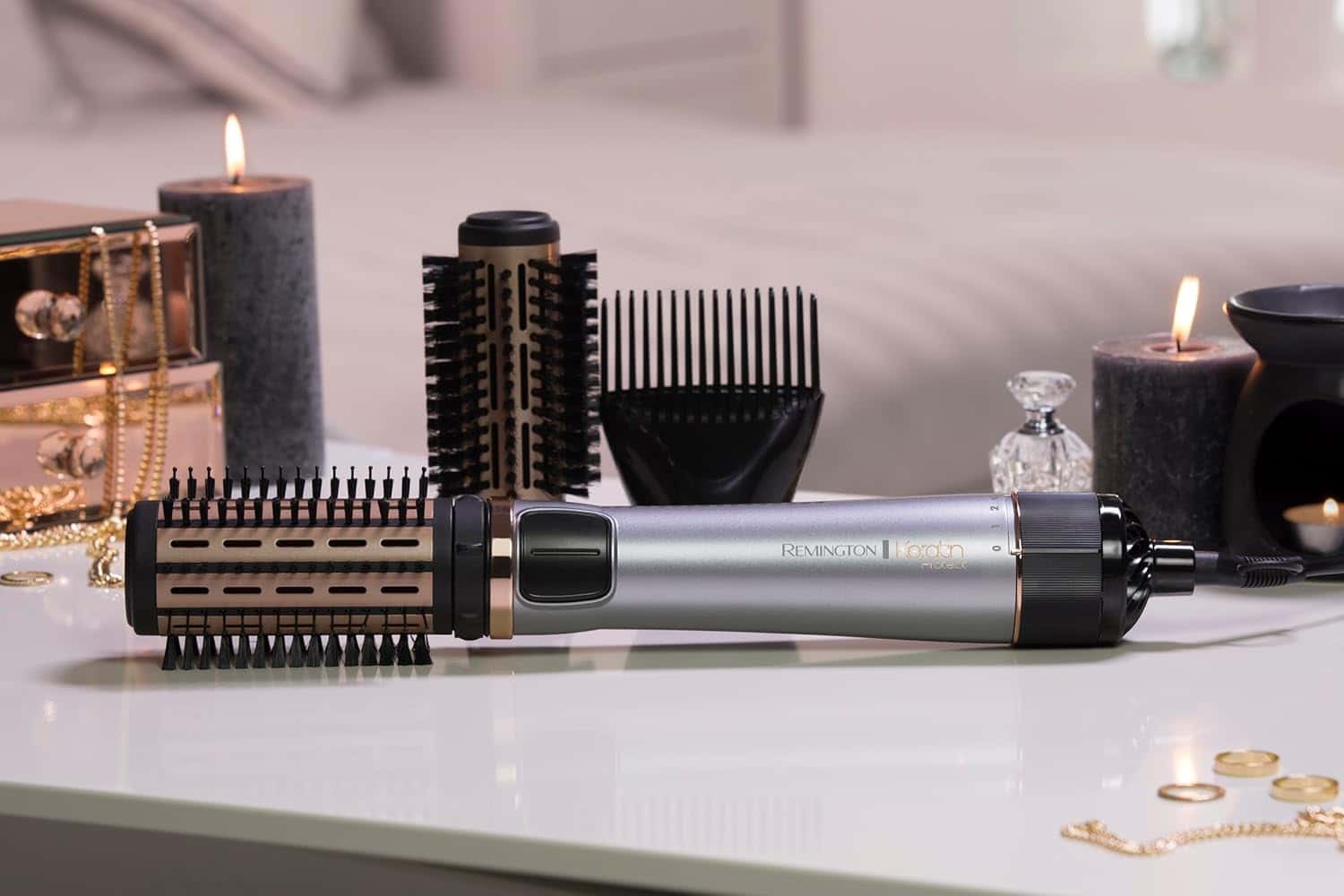 Une brosse coiffante de la marque Remington posée sur une coiffeuse.