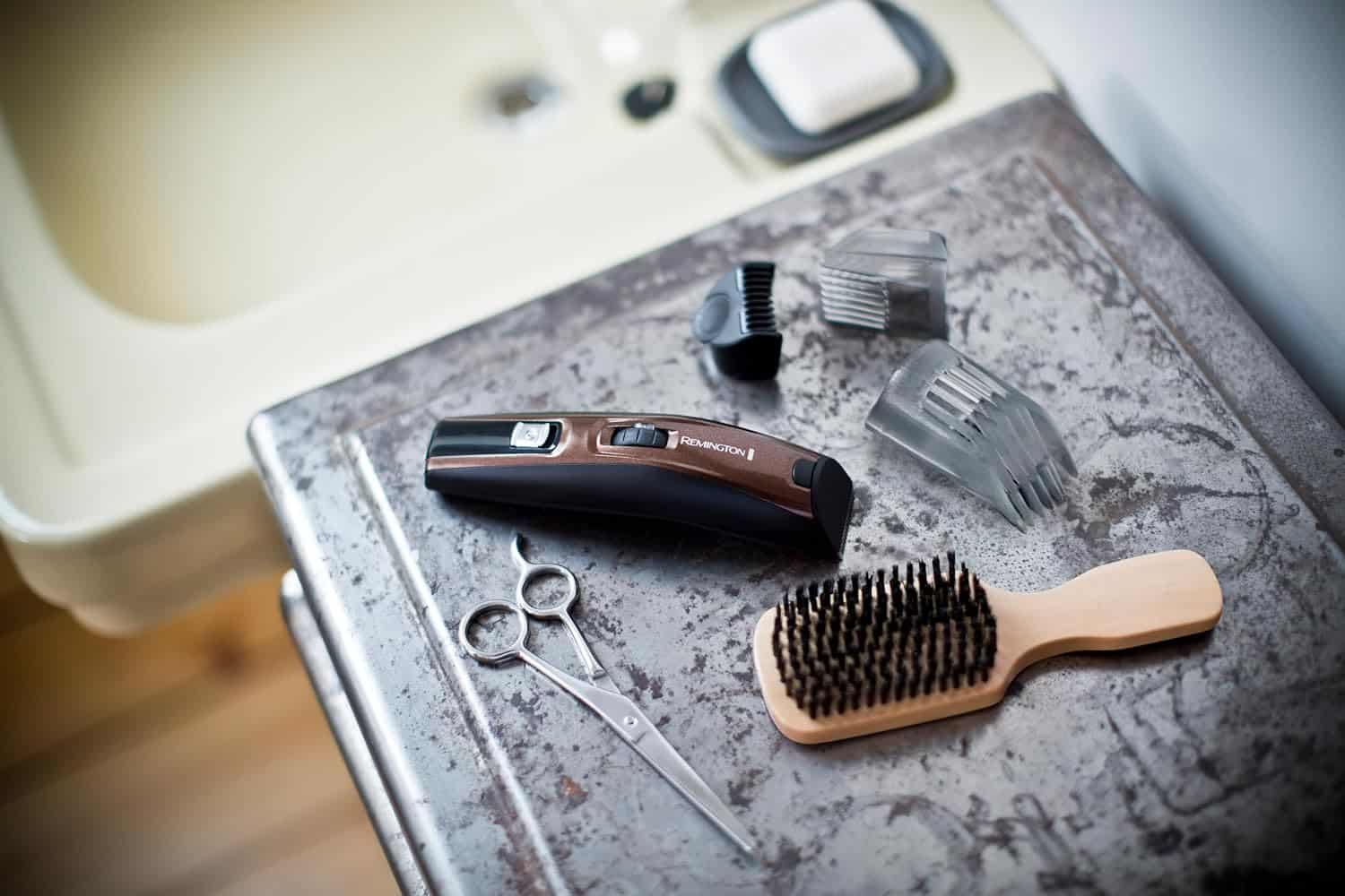 Un kit pour le rasoir masculin : Une tondeuse, une brosse, des ciseaux, etc..