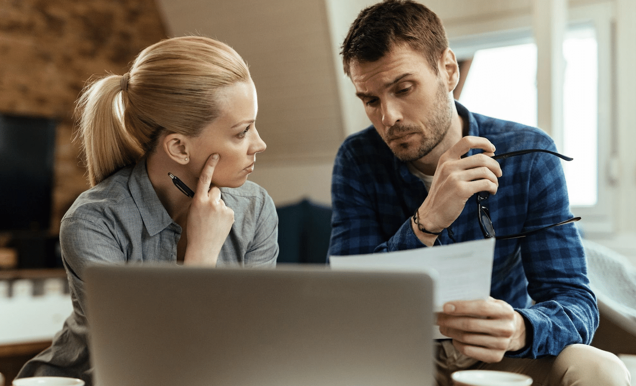 Un jeune couple qui communique et passe en revue ses finances.