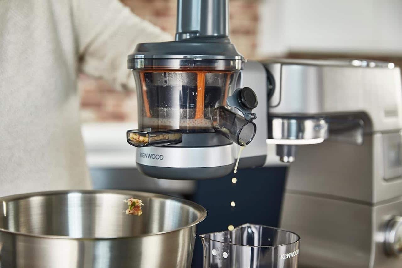 Un extracteur de jus de la marque Kenwood.