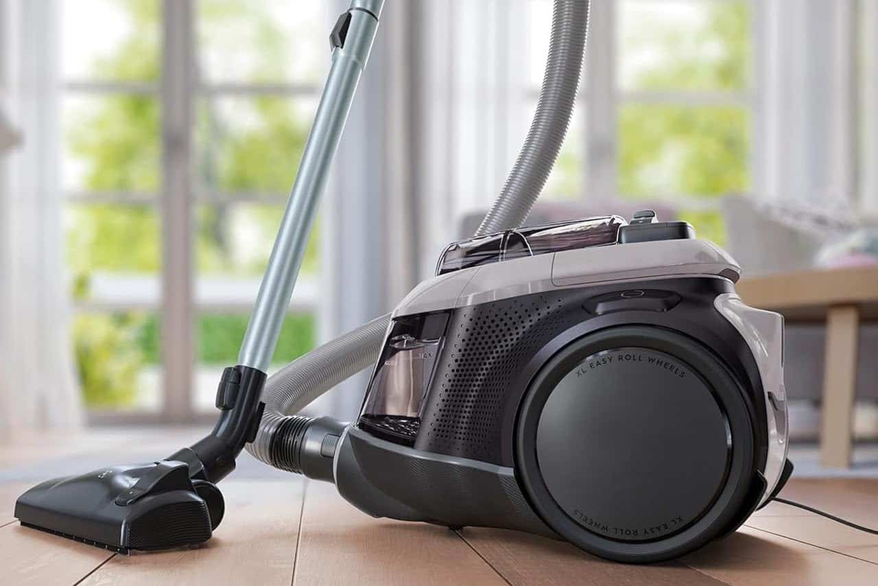 Un aspirateur de la marque Electrolux.