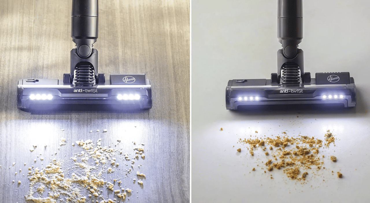 Zoom sur la brosse d'un aspirateur balai de la marque Hoover. Il nettoie un sol avec de la saleté.
