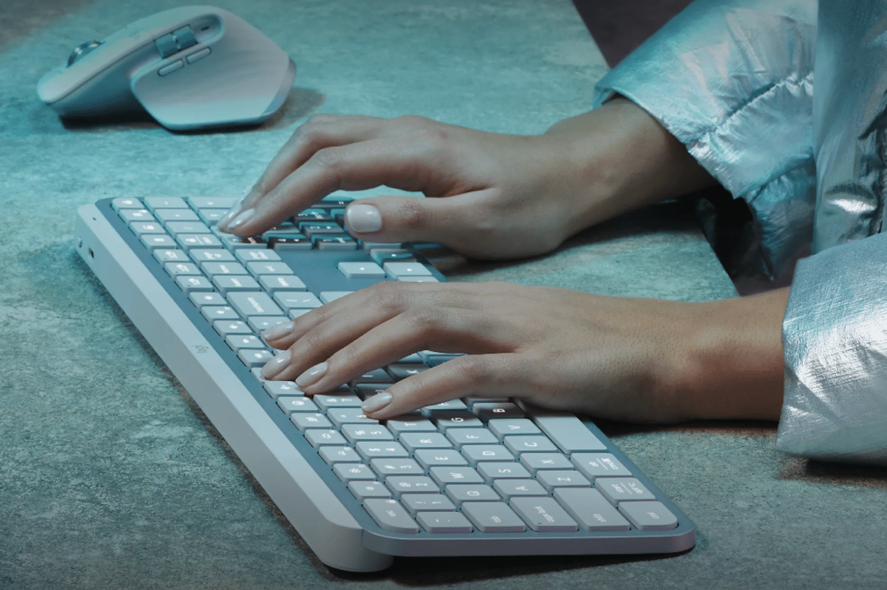 Un clavier et une souris de la marque Logitech.