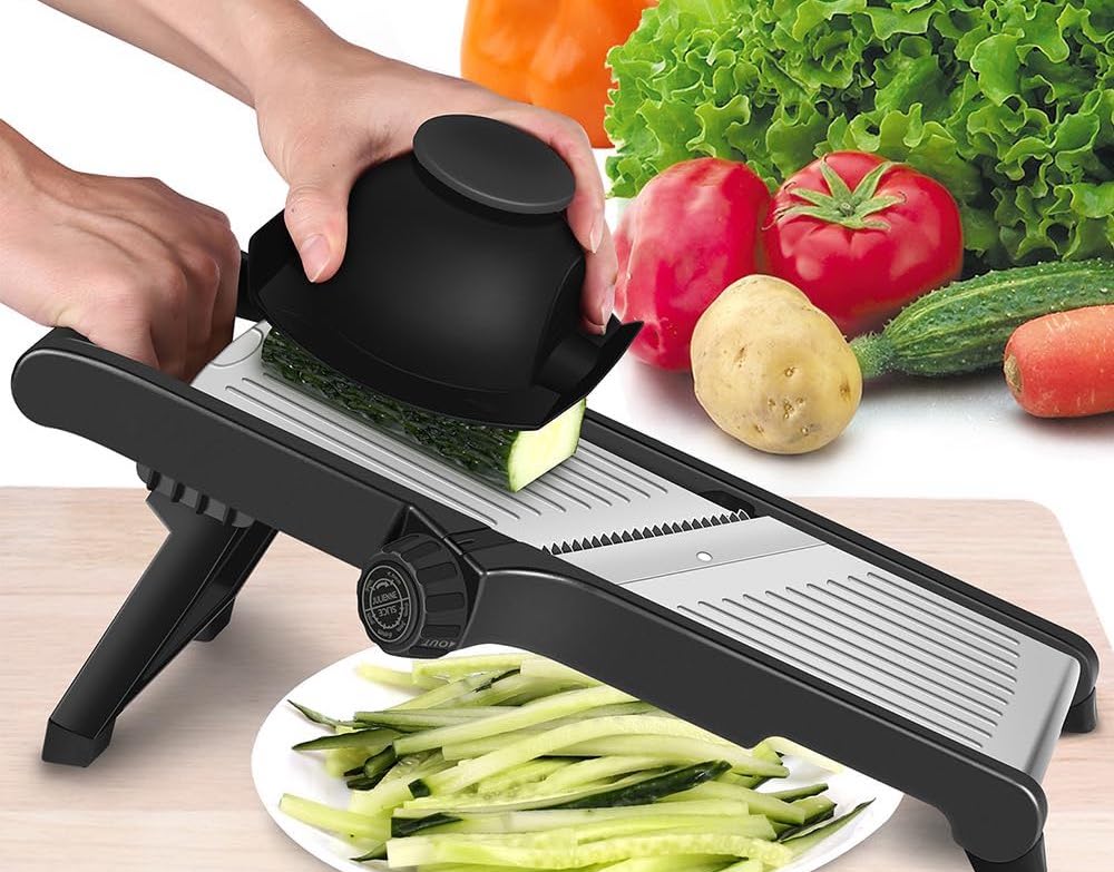 Une personne qui utilise une mandoline de cuisine.