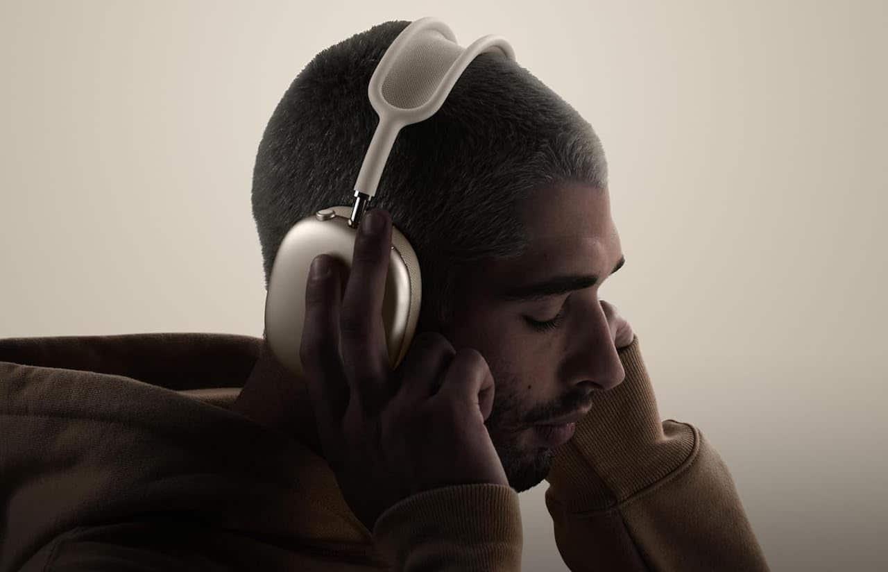 Un homme qui porte des Airpods Pro Max de chez Apple.