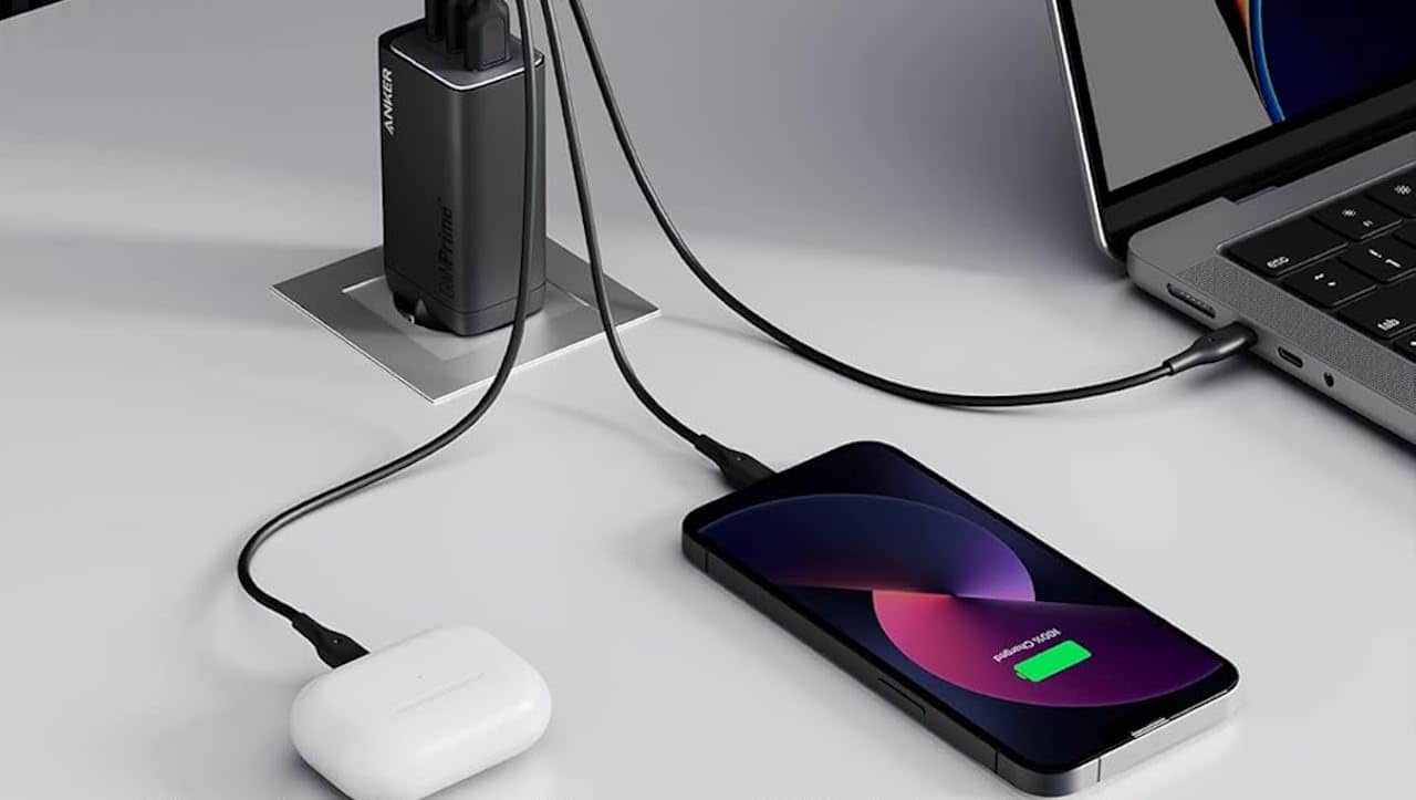 Un chargeur USB-C sur un bureau.