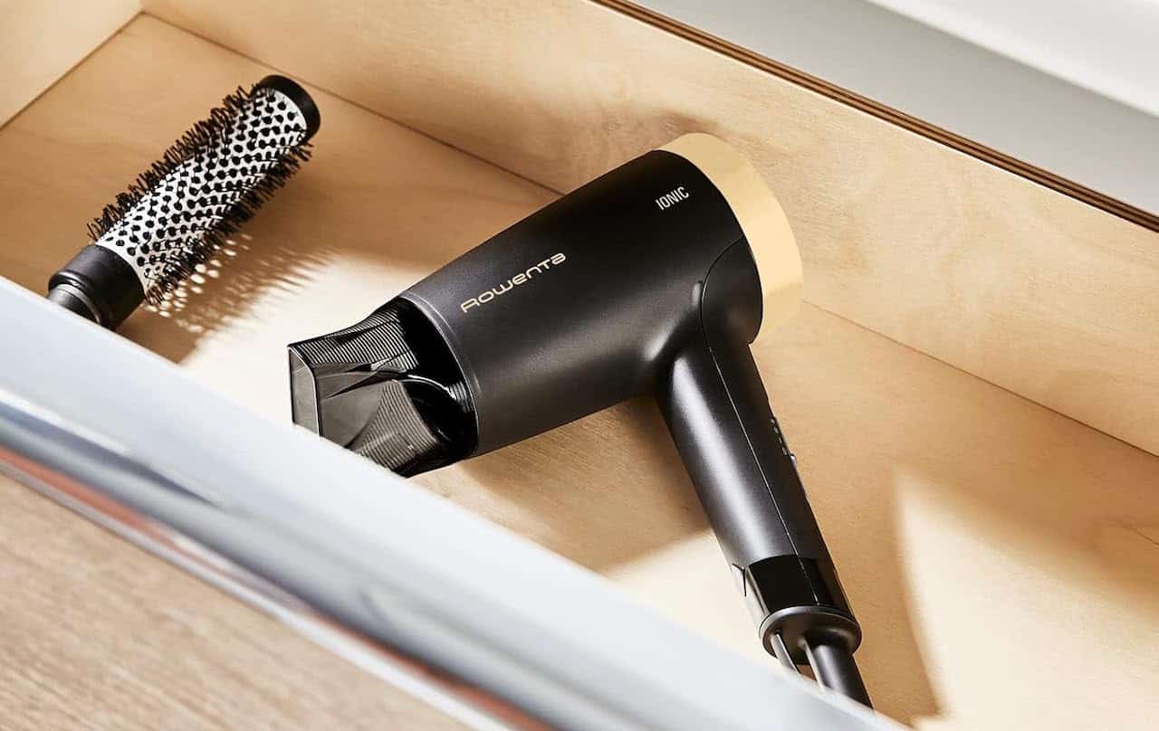 Un sèche-cheveux dans un tiroir de salle de bain.