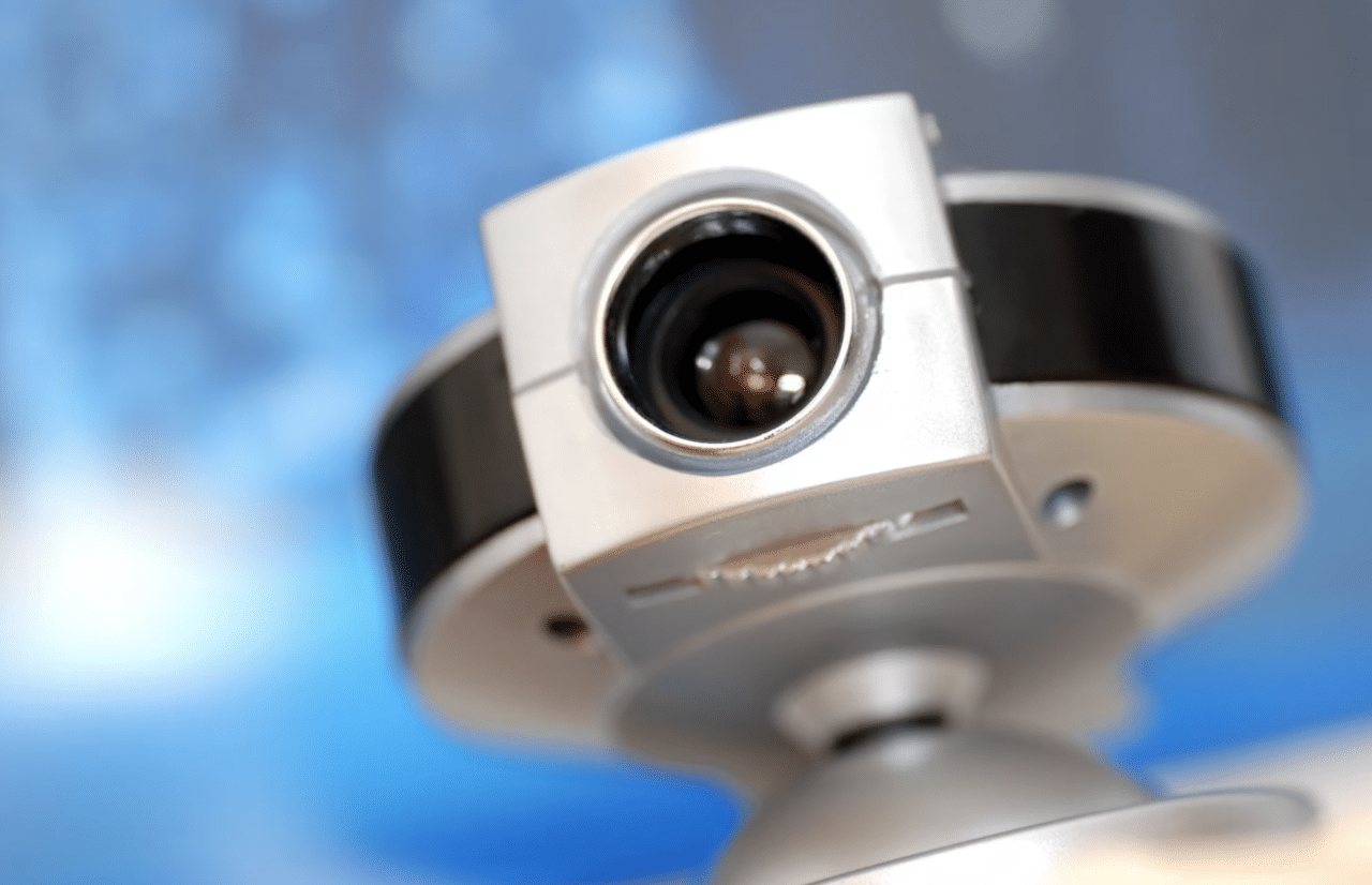 Une caméra de surveillance.