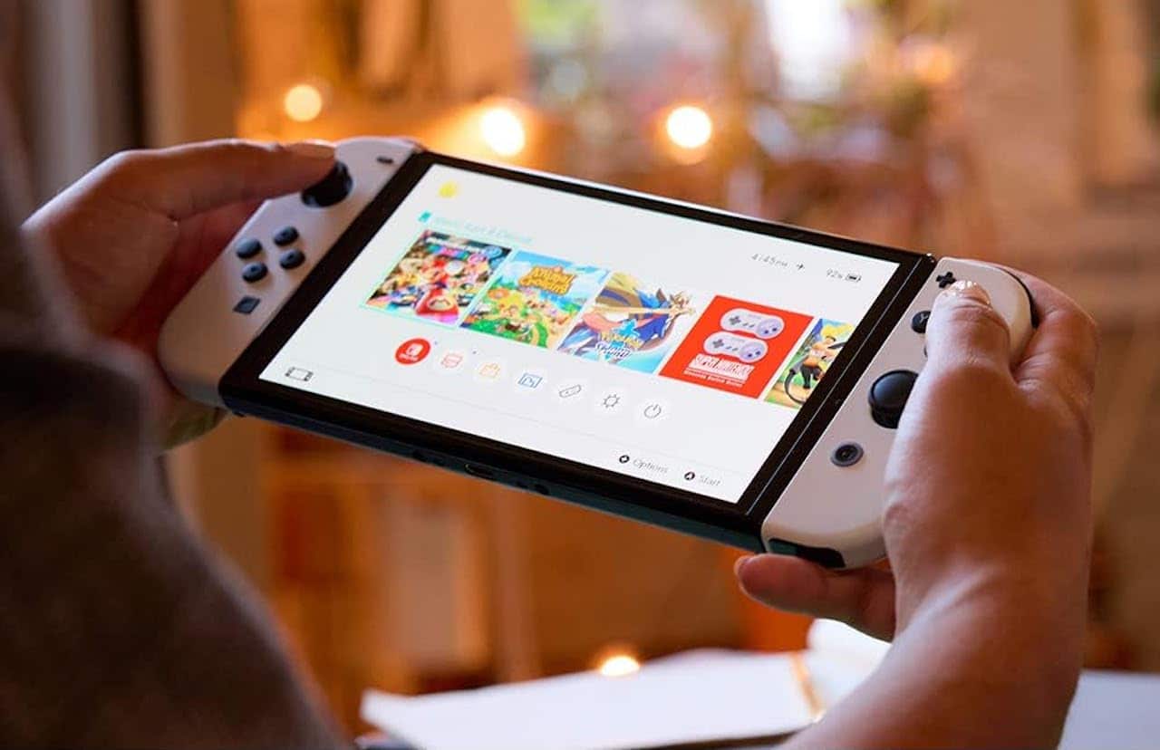 Une personne qui joue à la nintendo switch.