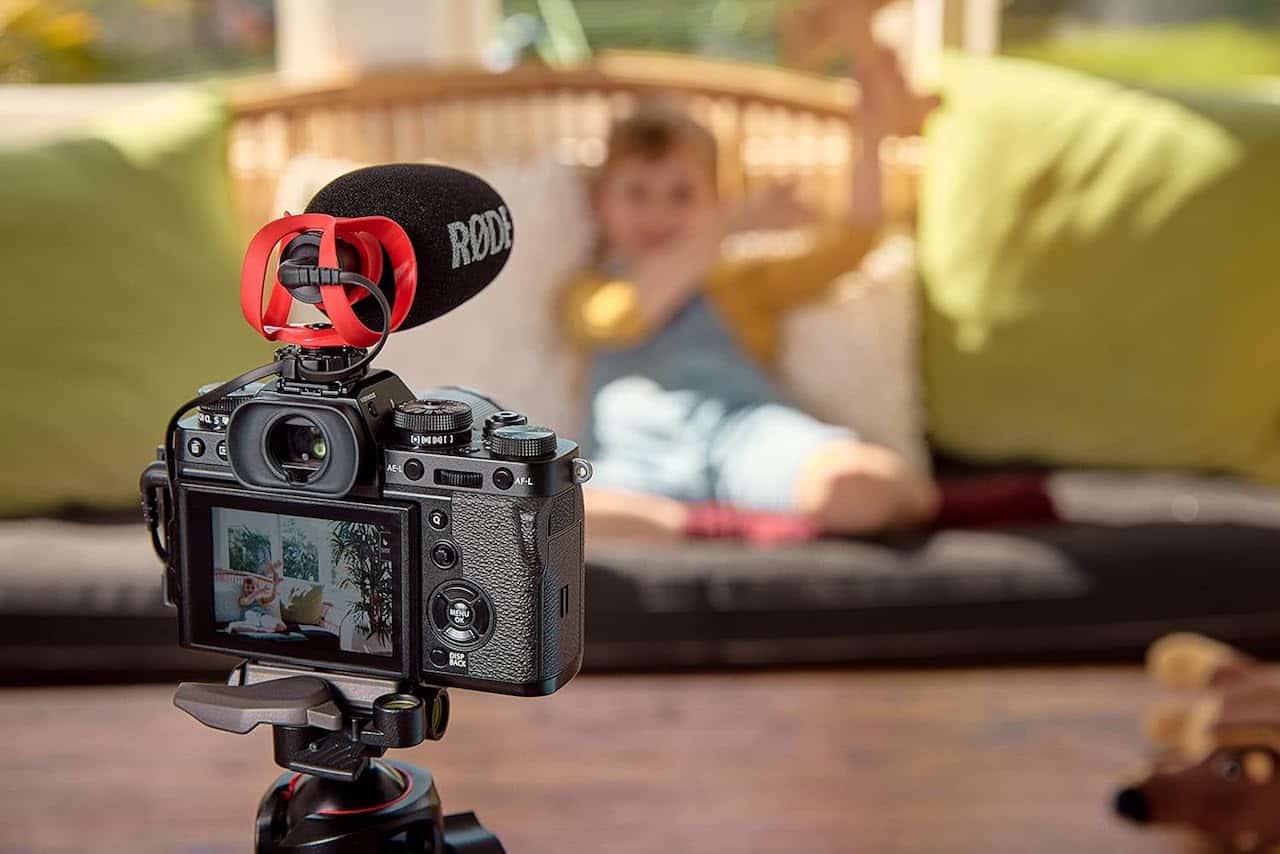 Un appareil photo avec un micro pour appareil photo.